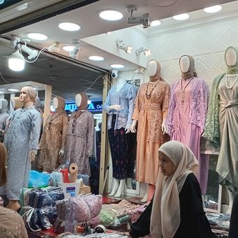 Aktivitas tawar menawar antara pedagang baju Lebaran dengan pembeli di salah satu toko di Blok B Pasar Tanah Abang, Jakarta Pusat, Jumat (8/3/2024).