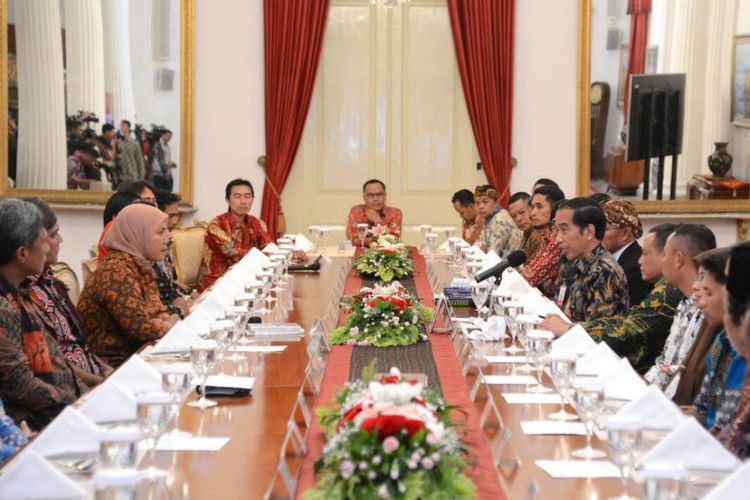 Presiden Joko Widodo berbincang dengan para pegiat literasi se Indonesia di Istana Negara, Jakarta, Selasa (2/5/2017).