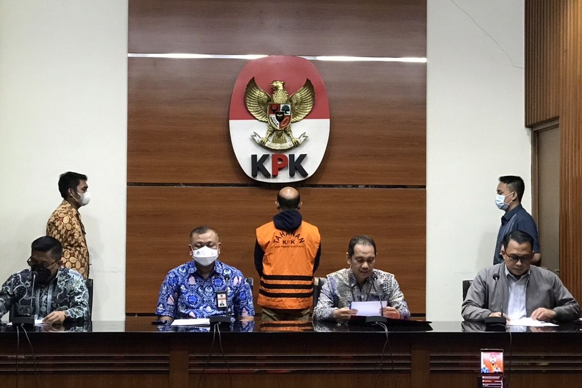 Wakil Katua Komisi Pemberantasan Korupsi (KPK) Nurul Ghufron dalam konferensi pers menetapkan pejabat Direktorat Jenderal Pajak (DJP) Kementerian Keuangan (Kemenkeu) Wawan Ridwan sebagai tersangka suap dan gratifikasi, Kamis (11/11/2021).