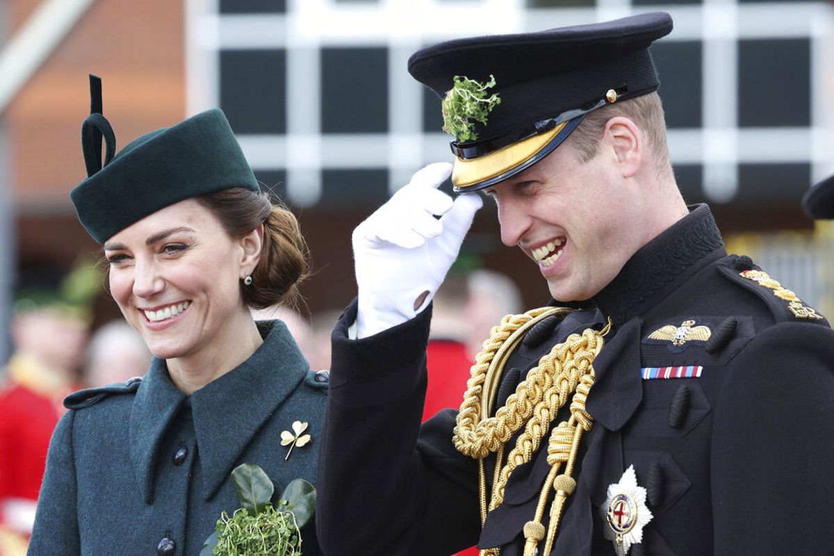 Pangeran William dan Kate dari Inggris, Duchess of Cambridge menghadiri Parade Hari St. Patrick Batalyon 1 Pengawal Irlandia di Mons Barracks, Kamis 17 Maret 2022 di Aldershot, Inggris. 