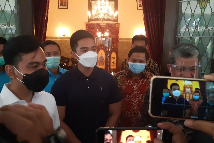 Putra bungsu Presiden Joko Widodo Kaesang Pangarep, Wali Kota Solo Gibran Rakabuming dan Wakil Ketua Umum Partai Gelora Fahri Hamzah di Loji Gandrung Solo, Jawa Tengah, Sabtu (27/3/2021).