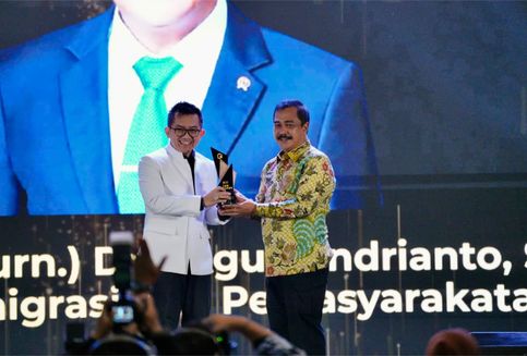 Wujudkan Gebrakan Perubahan, Menteri Imipas Terima Penghargaan Transformational Leader