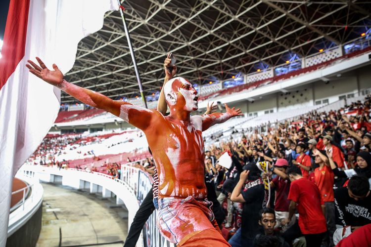 Pendukung timnas Indonesia memberikan dukungan saat pertandingan persahabatan antara timnas Indonesia melawan timnas Vanuatu di Stadion Gelora Bung Karno, Jakarta Pusat, Sabtu (15/6/2019). Tim Nasional (timnas) Indonesia meraih kemenangan telak saat melakoni laga bertajuk FIFA Matchday melawan Vanuatu dengan skor 6-0.