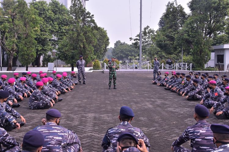 Panglima TNI Marsekal Hadi Tjahjanto mengirimkan 200 tenaga kesehatan (nakes) TNI yang bertugas sebagai vaksinator ke Kabupaten Bogor, Jawa Barat, Kamis (21/10/2021).