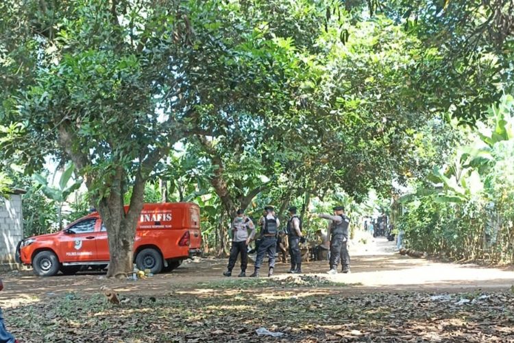 Aparat kepolisian berjaga di gang saat penangkapan terduga teroris di Kampung Kamojing, Desa Kamojing, Kecamatan Cikampek, Karawang, Jawa Barat, Sabtu (15/6/2024).