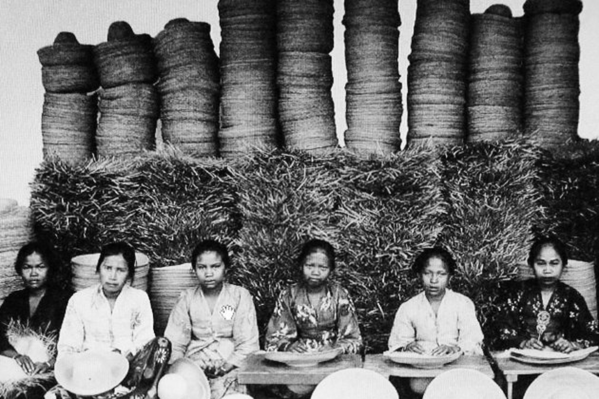 Para ibu rumah tangga perajin topi anyaman bambu di Tangerang pada tahun 1950-an