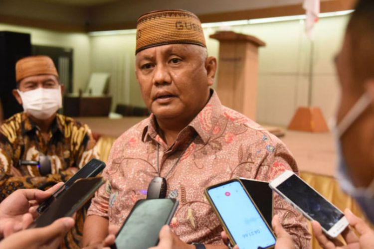 Gubernur Gorontalo Rusli Habibie saat memberi keterangan atas sikap Menteri Sosial Tri Rismaharini yang emosial menunjuk-nunjuk warganya. Rusli Habibie prihatin dan tersinggung dengan sikap Risma yang marah-marah di kampung halamannya.