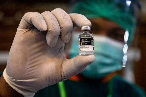 Gagap Teknologi, Lansia Antre Daftar Vaksin Covid-19 di RSUD Kembangan