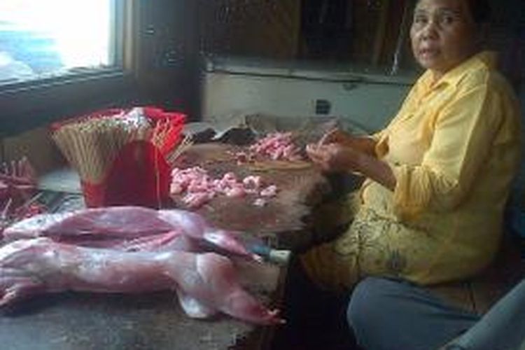 Euis Heni (60), salah satu pedagang sate kelinci di Lembang mengeluhkan langkanya pasokan kelinci di Bandung selama dua bulan ke belakang.