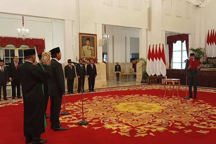 Presiden Joko Widodo saat melantik Djan Faridz dan Gandi Sulistiyanto Suherman sebagai anggota Dewan Pertimbangan Presiden (Wantimpres) di Istana Negara, Jakarta, Senin (17/7/2023).