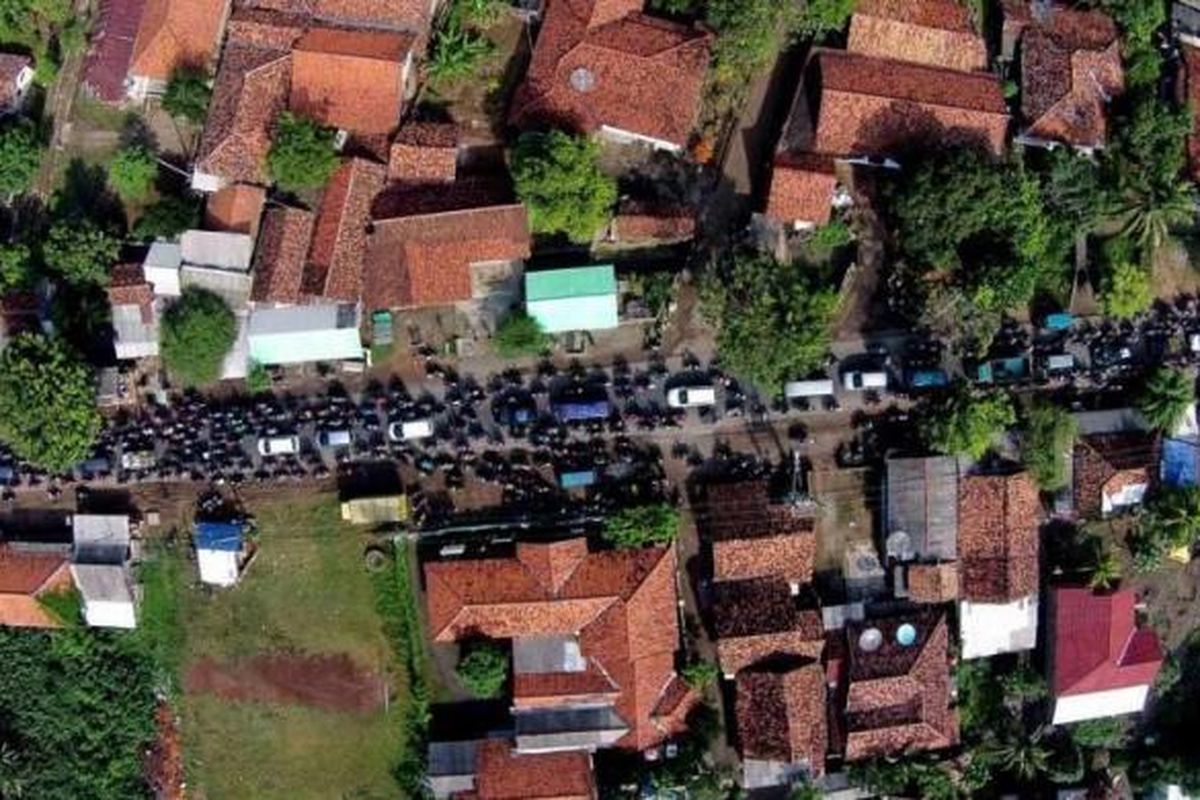 Pemudik motor terjebak macet di jalur alternatif Karawang-Cikampek, Cilamaya, Karawang, Jawa Barat, Sabtu (27/7/2014). Arus mudik ke kota-kota di Jawa Barat, Jawa Tengah dan Jawa Timur diperkirakan akan masih padat hingga H-1 Lebaran. 