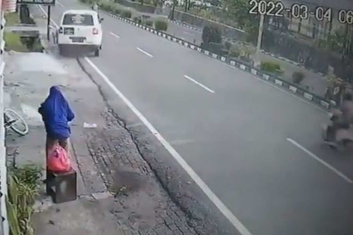 Sebuah video rekaman CCTV yang menunjukkan kejadian minibus menabrak sepeda pedagang jamu keliling viral di media sosial. Peristiwa itu terjadi di Sungailiat, Bangka Belitung, Jumat (4/3/2022), dan berakhir damai.