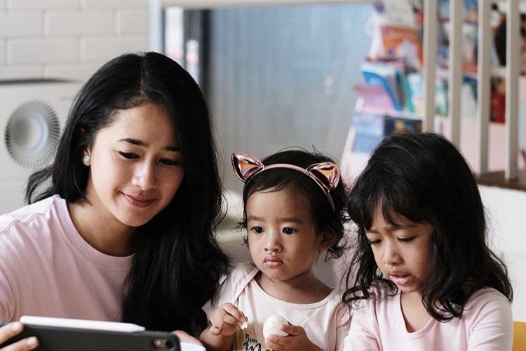 Nucha Bachri dan anak-anaknya.