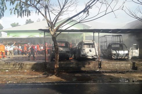 Bensin Tumpah, Tiga Mobil Ludes Terbakar di Area Parkir