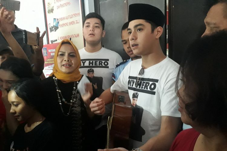 Al Ghazali nyanyikan lagu Hadapi Dengan Senyuman di pintu masuk Rutan Medaeng, Kamis (21/2/2019)