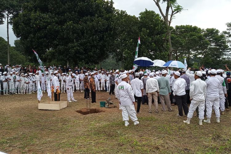 Kawasan Puncak Bogor Jawa Barat dipadati jemaah simpatisan dari Front Pembela Islam (FPI) dalam menyambut kedatangan Rizieq Syihab pada Jumat (13/11/2020).