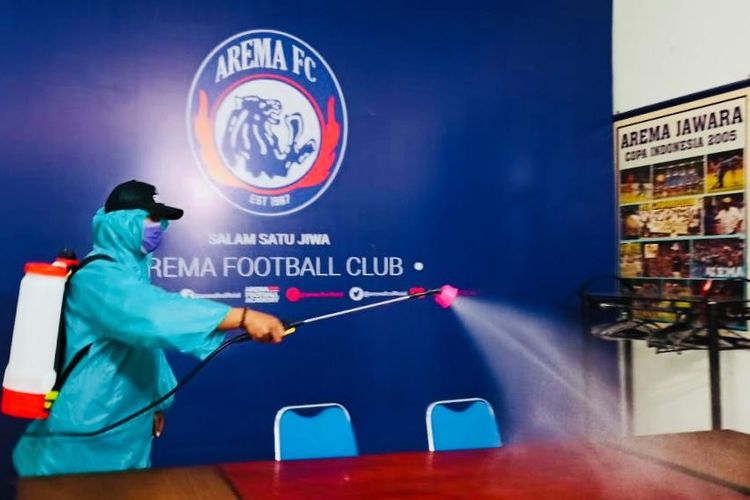 Manajemen Arema FC melakukan penyemprotkan disinfektan di Kantor Arema FC Malang, Jawa Timur, Sabtu (20/03/2020) siang.