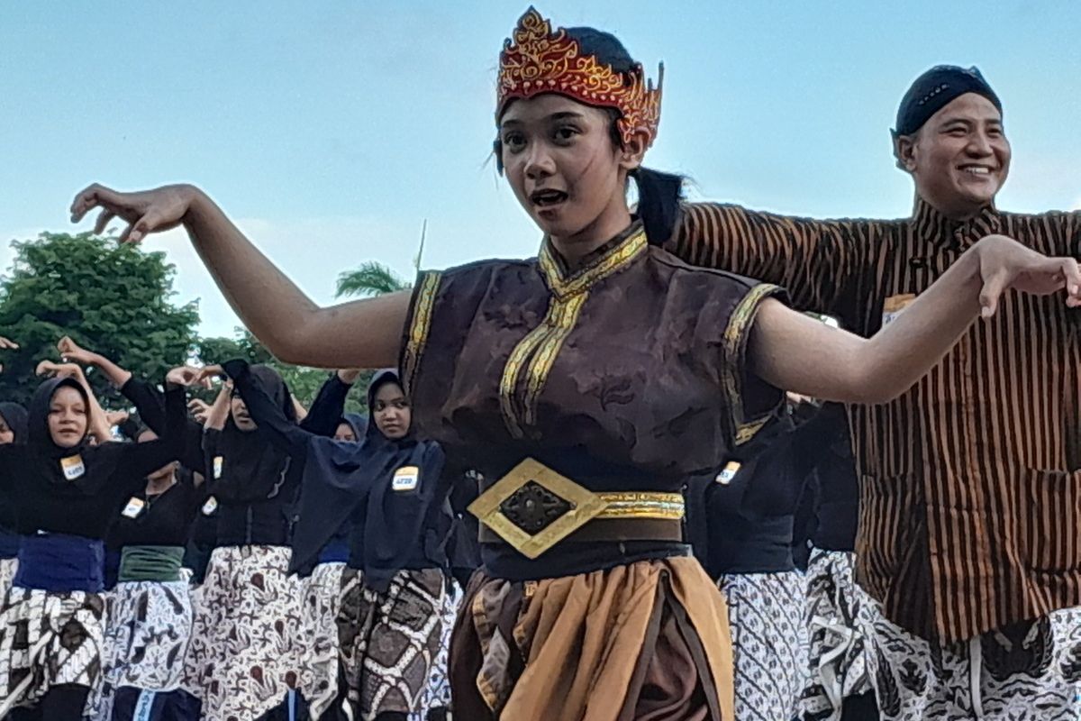 Sebanyak 7.400 pelajar menari tarian wanara Sugriwa Subali di Alun-alun Wates, Kabupaten Kulon Progo, Daerah Istimewa Yogyakarta. Diikuti ribuan peserta membuat MURI menyematkan predikat penari wanara Sugriwa Subali terbanyak.