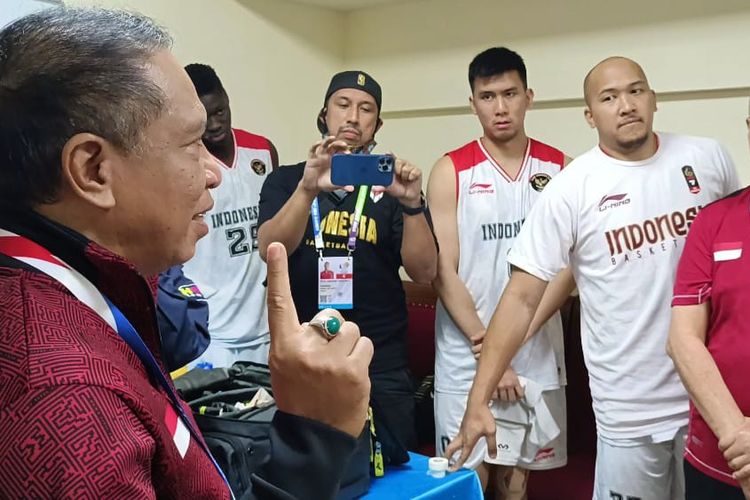 Menteri Pemuda dan Olahraga Republik Indonesia Zainudin Amali (paling kiri) memberikan arahan dan motivasi kepada skuad timnas basket Indonesia jelang laga kontra Filipina pada SEA Games 2021 di Thanh Trì District Sporting Hall, Hanoi, pada Minggu (22/5/2022).