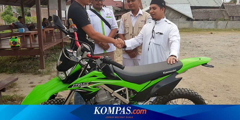 Demi Bantu Warga Miskin Pria Ini Beli Motor Trail Yang Tak Disukainya