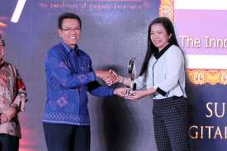Rosehida Rachmat Dewi, Chief Operating Officer Projek, saat menerima penghargaan 'The Innovative Property Marketing Application' di ajang di Properti Indonesia Award (PIA) 2016, Rabu (24/8/2016) malam.  