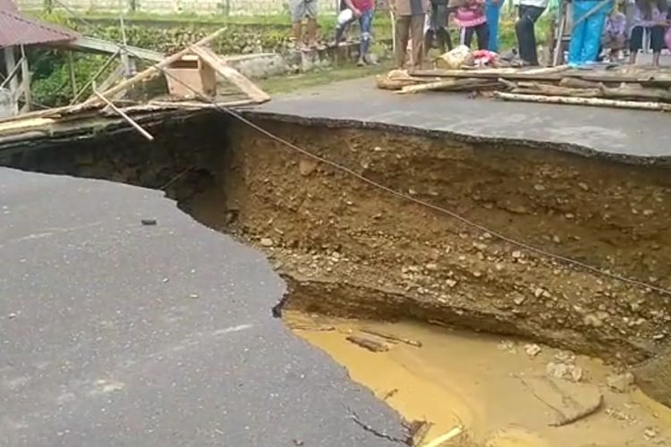 Tuas jalan penghubung antardesa di Kecamatan Leihitu Kabupaten Maluku Tengah amblas, Sabtu dinihari (9/7/2022)