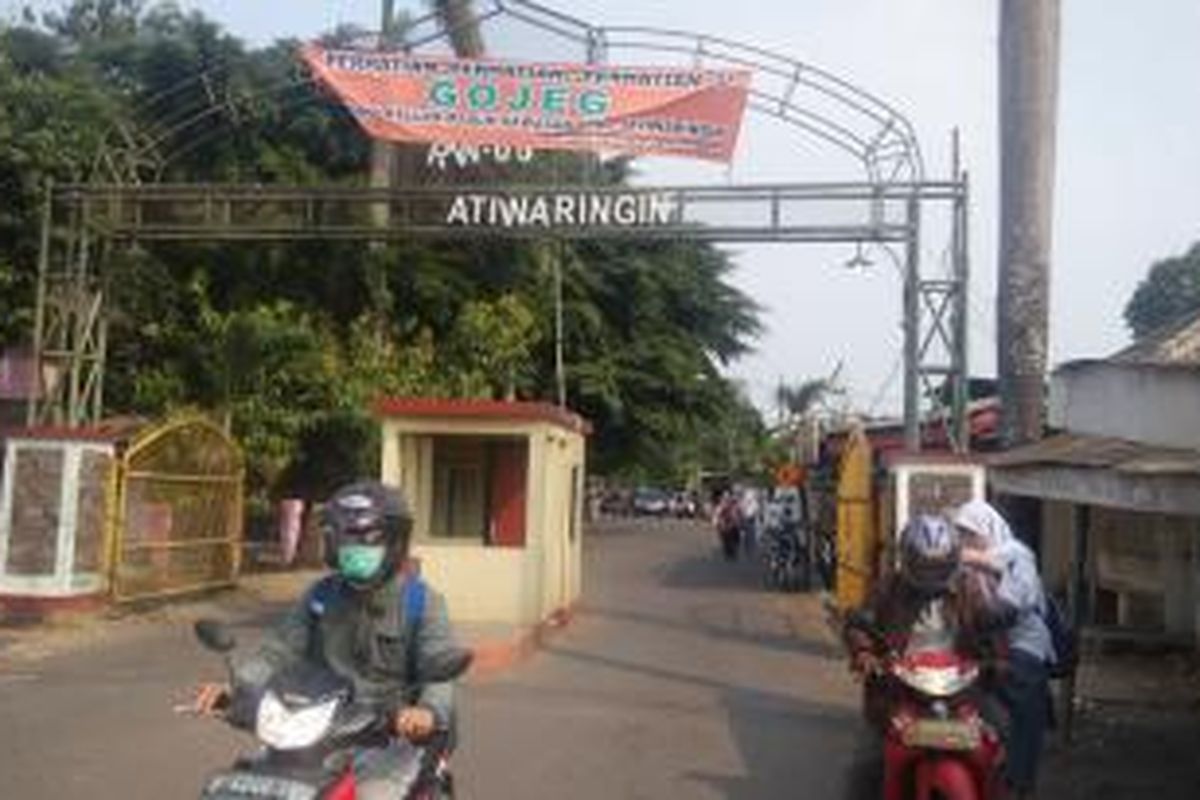 Larangan gojek di Komplek Angkatan Darat Jatiwarigin, Cipinang Melayu, Makasar, Jakarta Timur. Jumat (7/8/2015).