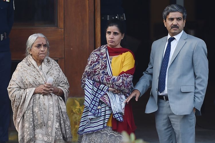 Terpidana mati kasus spionase asal India, Kulbushan Sudhir Jadhav saat bertemu istri dan ibunya di Kementerian Luar Negeri di Islamabad, Senin (25/12/2017).