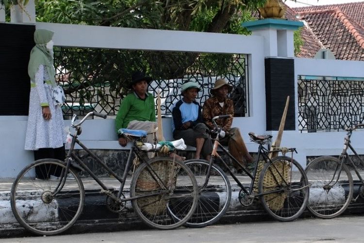 Kisah Para ‘Abang Pengkian’ di Indramayu, Tetap Mengayuh Sepeda Tua demi Rezeki di Usia Senja