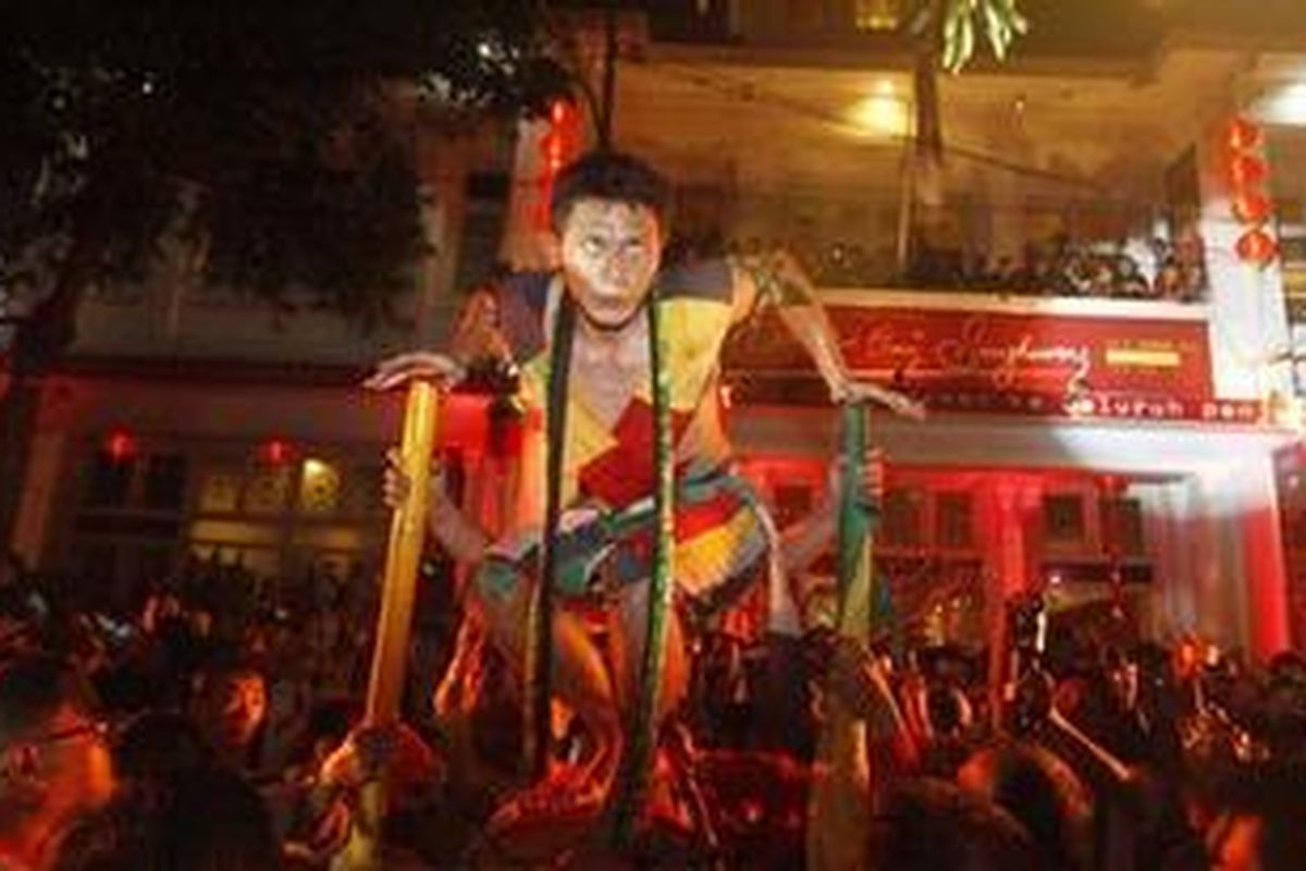 ILUSTRASI - Aktrasi para tatung dalam pembukaan Pameran Foto Memoar Orang-orang Singkawang di Galeri Antara, Jakarta Pusat, Sabtu (22/1/2011). 