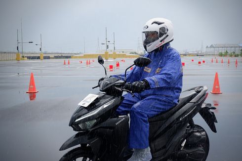 Perlengkapan Wajib Bikers agar Tetap Nyaman Berkendara di Musim Hujan