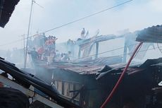 Puluhan Personel Damkar Makassar Terjun Padamkan Api, Kendala Akses Jalan Dihalangi Kendaraan Parkir