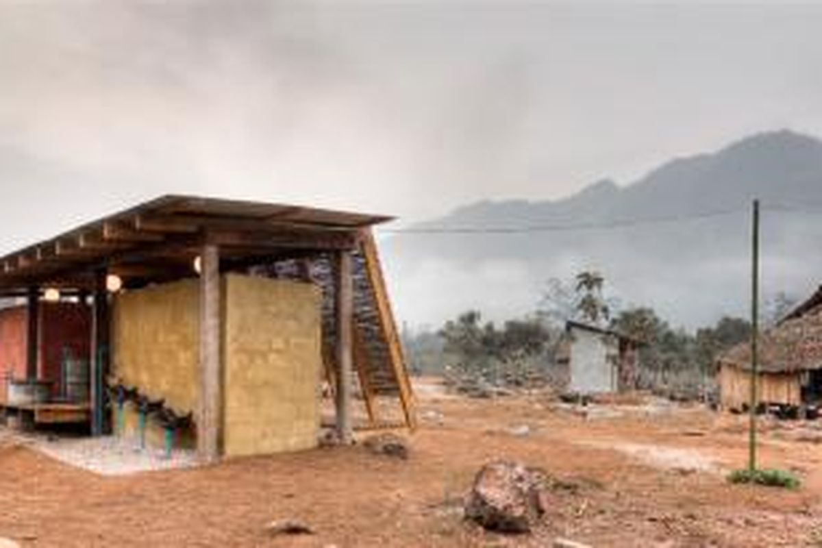 Tampilan bangunan karya TYIN tegnestue architects untuk keperluan sanitasi para pekerja di salah satu daerah di Thailand. Dari jauh tampak urinoar dan bak mandi sederhana namun cukup untuk memenuhi kebutuhan pekerja.