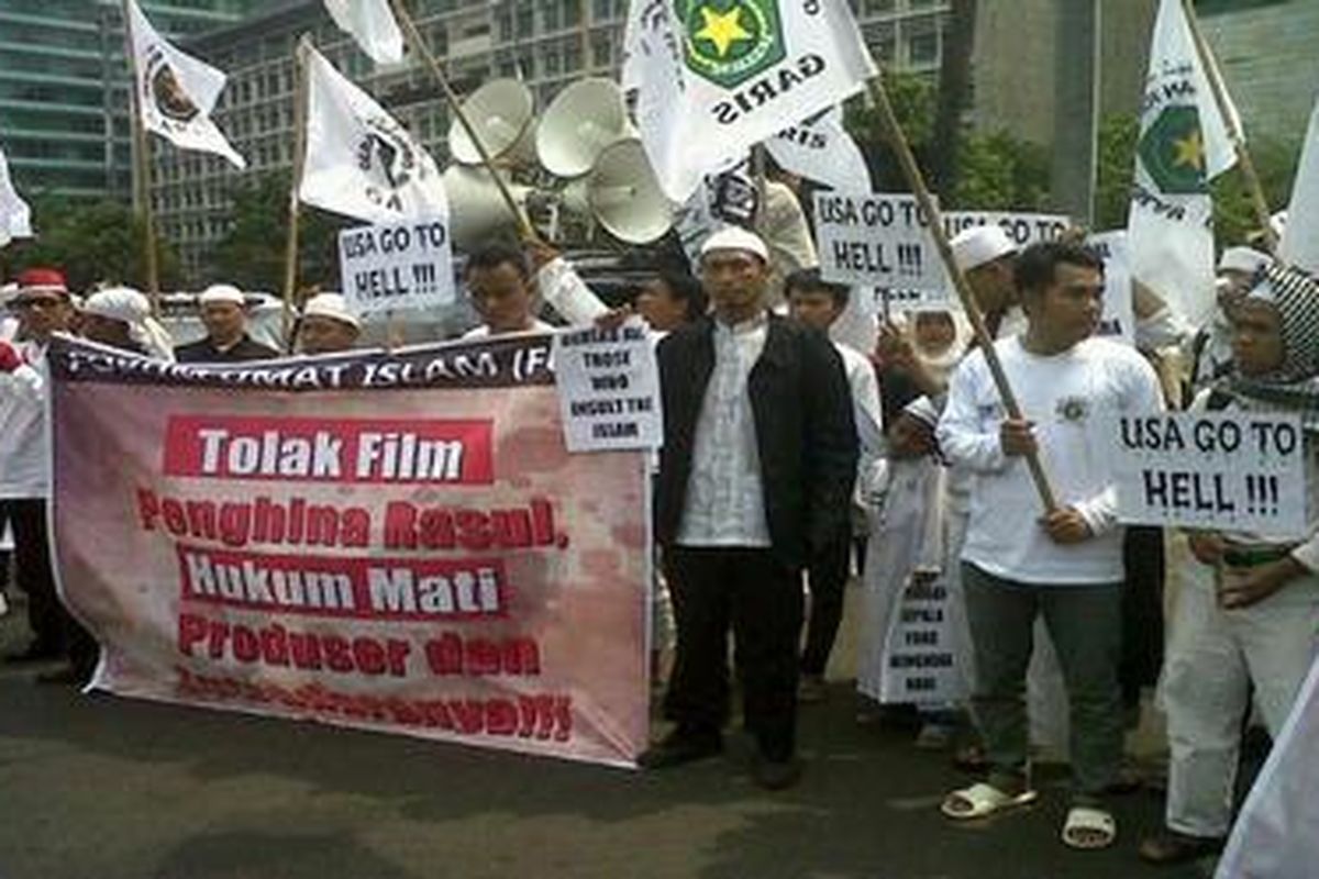 Massa FUI siang ini, Senin (17/9/2012), berunjuk rasa di Bundaran HI Jakarta. Mereka mengecam keras pembuatan dan peredaran film Innocence of Muslims.