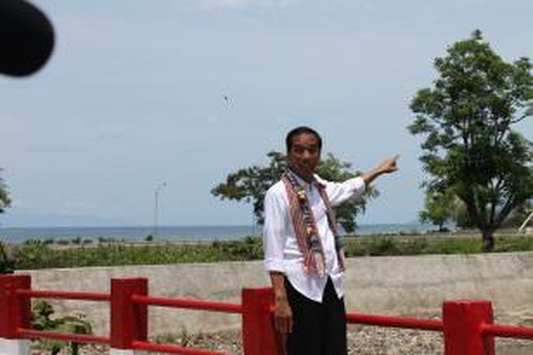 Presiden Jokowi saat berdiri sendiri di atas jembatan Motaain (jembatasan yang menjadi pembatas antara Indonesia dan Timor Leste) sambil menujuk ke arah wilayah negara Timor Leste, Sabtu (20/12/2014)