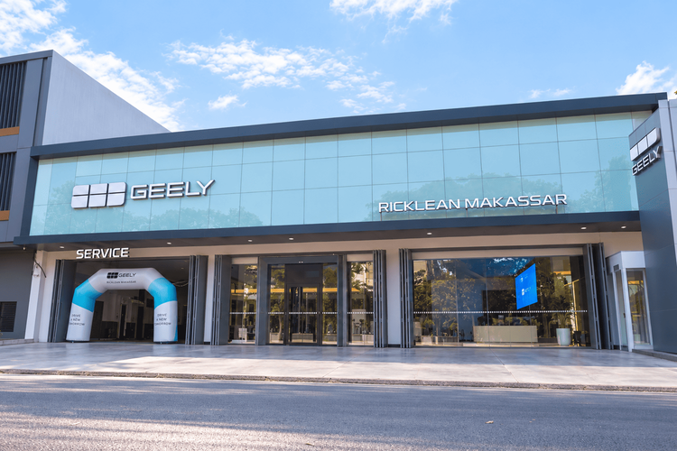 Geely Resmikan Diler Pertama di Sulawesi, Mulai Sasar Indonesia Timur