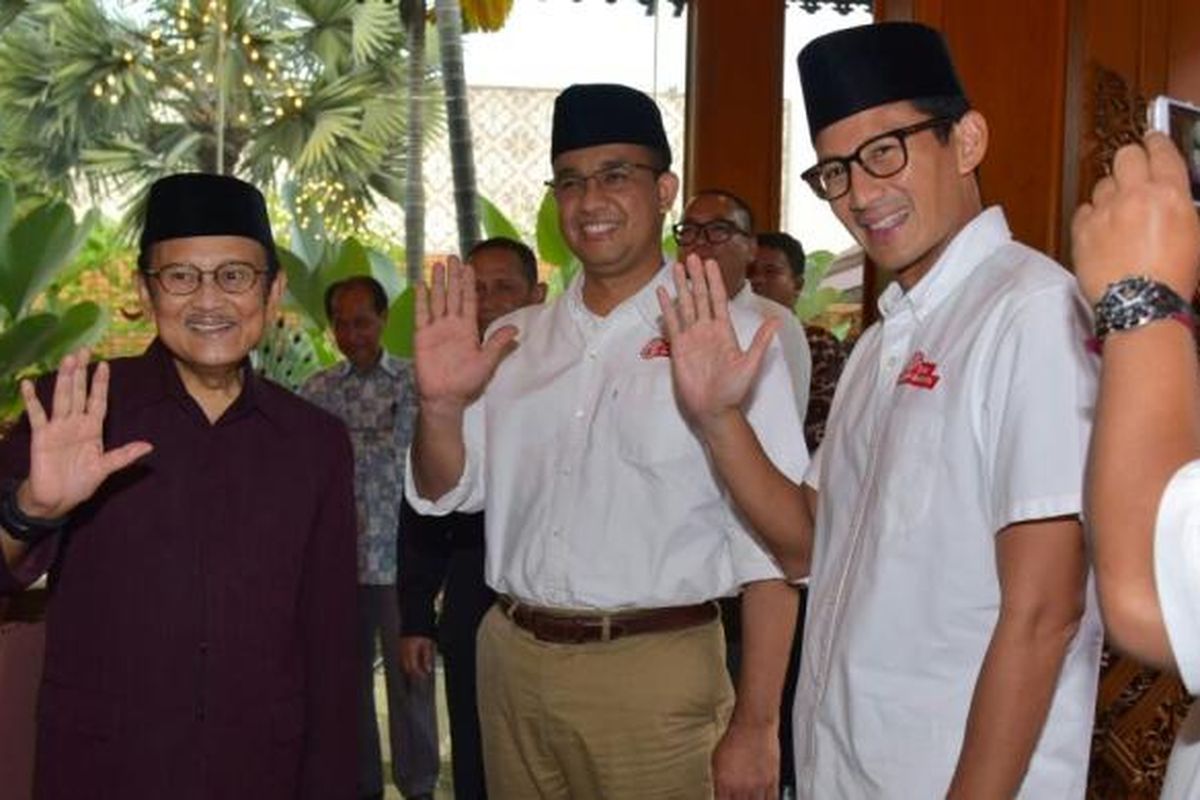 Pasangan calon gubernur dan wakil gubernur DKI Jakarta, Anies Baswedan dan Sandiaga Uno saat berkunjung ke kediaman Presiden RI ketiga BJ Habibie di Jalan Patra Kuningan, Jakarta Selatan, Kamis (26/1/2017).