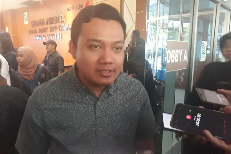 Fuad Bernardi, putra Wali Kota Surabaya Tri Rismaharini menyampaikan kondisi terbaru Risma yang sedang dirawat di rumah sakit, Senin (1/7/2019).