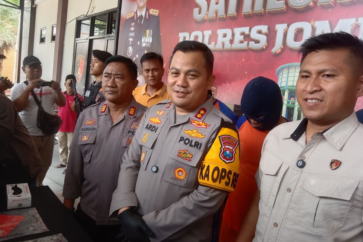 Kapolres Jombang AKBP Ardi Kurniawan, menyampaikan hasil pengungkapan kasus pembunuhan yang dialami PRA (19), di Mapolres Jombang, Jawa Timur, Kamis (13/2/2025).