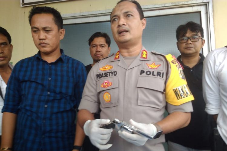 Wakapolresta Palembang AKBP Prasetyo saat menunjukkan barang bukti berupa senjata api rakitan jenis revolver yang merupakan milik bandar narkoba inisial AL (42). AL ditembak mati petugas karena melawan ketika akan ditangkap, Selasa (9/10/2018).