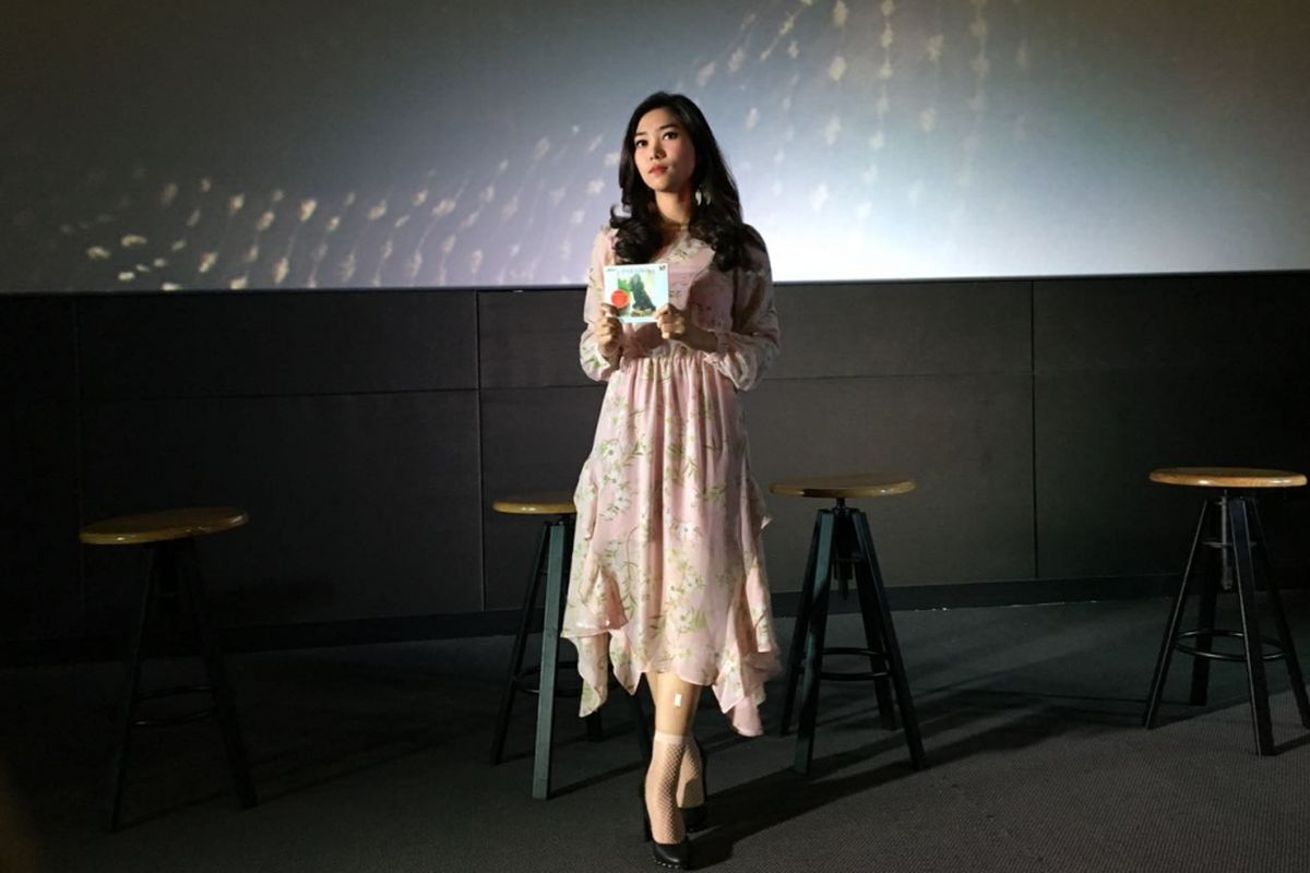 Isyana Sarasvati berpose saat jumpa pers peluncuran video klip Lembaran Buku di CGV Blitz , Grand Indonesia, Jakarta Pusat, Jumat (12/1/2018).