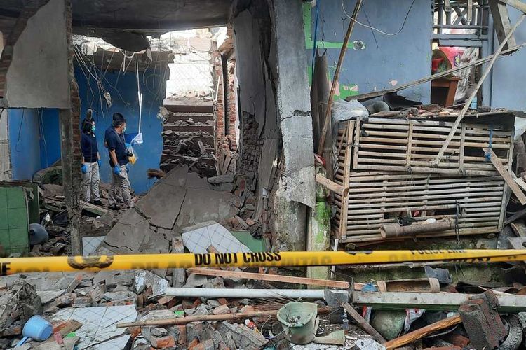 Kondisi rumah yang hancur akibat ledakan bahan petasan di Dusun Junjungan, Desa Giriwarno, Kecamatan Kaliangkrik, Kabupaten Magelang, Jawa Tengah, sekitar pukul 20.10 WIB, Minggu (26/3/2023). Akibat kejadian ini seorang warga tewas dan 3 orang lainnya luka ringan, serta belasan rumah hancur.