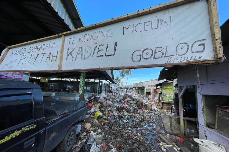 Para pedagang di Pasar Sehat Cileunyi, Kabupaten Bandung, Jawa Barat kesulitan mendapatkan pembeli lantaran sampah yang menggunung di Pasar Sehat Cileunyi, hal tersebut dialami Hidayat (24) yang kios dagangannya behadap-hadapan dengan gunungan sampah tersebut.