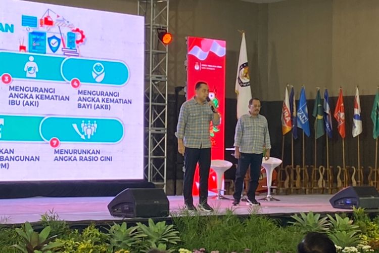 Paslon tunggal Pilkada Surabaya, Eri Cahyadi-Armuji saat debat, Rabu (16/10/2024).
