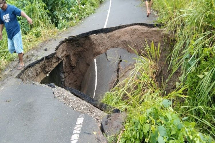 Ruas jalan di Kabupaten Bolaang Mongondow (Bolmong), Sulawesi Utara (Sulut), amblas pada Rabu (27/4/2022). Akses jalan yang amblas terjadi di Pindol, tepatnya jalur penghubung Kecamatan Lolak menuju Kecamatan Dumoga.