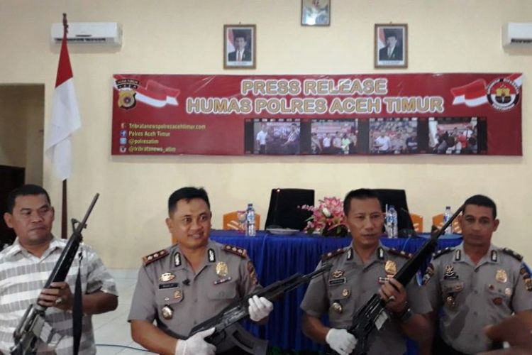 Kapolres Aceh Timur AKBP Rudi Purwiyanto (dua dari kiri) memperlihatkan senjata api yang berhasil disita di Mapolres Aceh Timur, Sabtu (30/12/2017)