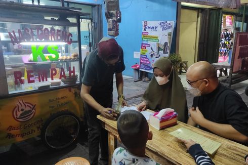 Dukung Kawan, Novel Baswedan Ajak Keluarga Makan di Warung Nasi Goreng Milik Eks Pegawai KPK