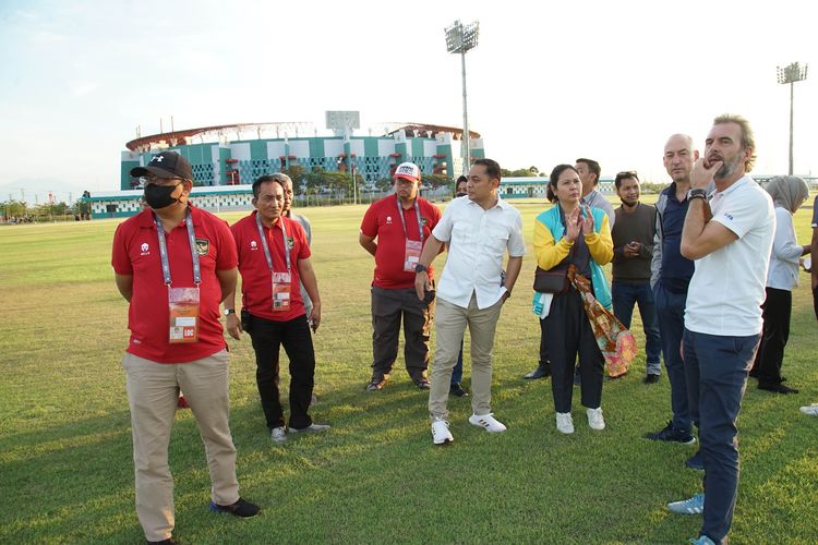 Wali Kota Surabaya Eri Cahyadi (tengah) menemani wakil PSSI dan FIFA yang melakukan sidak melihat perkembangan infrastruktur di Stadion Gelora Bung Tomo, Surabaya, Minggu (18/9/2022) sore.