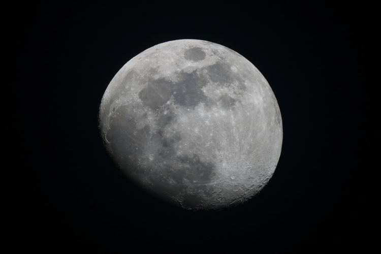 Ilustrasi Bulan menjauh dari Bumi.