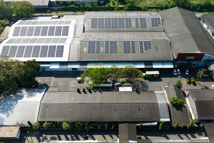 PT Jayamas Medica Industri Tbk (OMED) bersama SUN Energy resmi mengoperasikan Pembangkit Listrik Tenaga Surya (PLTS) Atap berkapasitas 740 kWp di dua fasilitas produksinya, yakni Krian dan Mojoagung, Jawa Timur.